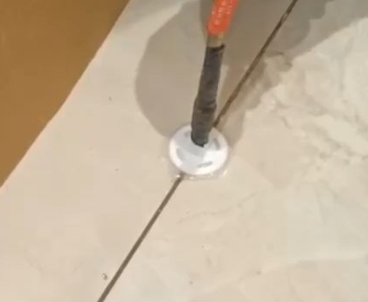 安顺市瓷砖空鼓维修公司专业解答瓷砖在铺贴过程中，如果没有涂抹均匀到位的粘结材料（如水泥砂浆或瓷砖胶），可能会导致以下问题