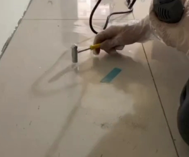 安顺市瓷砖开裂维修公司专业分享瓷砖在铺贴前如果没有沥干水分，将会导致以下问题